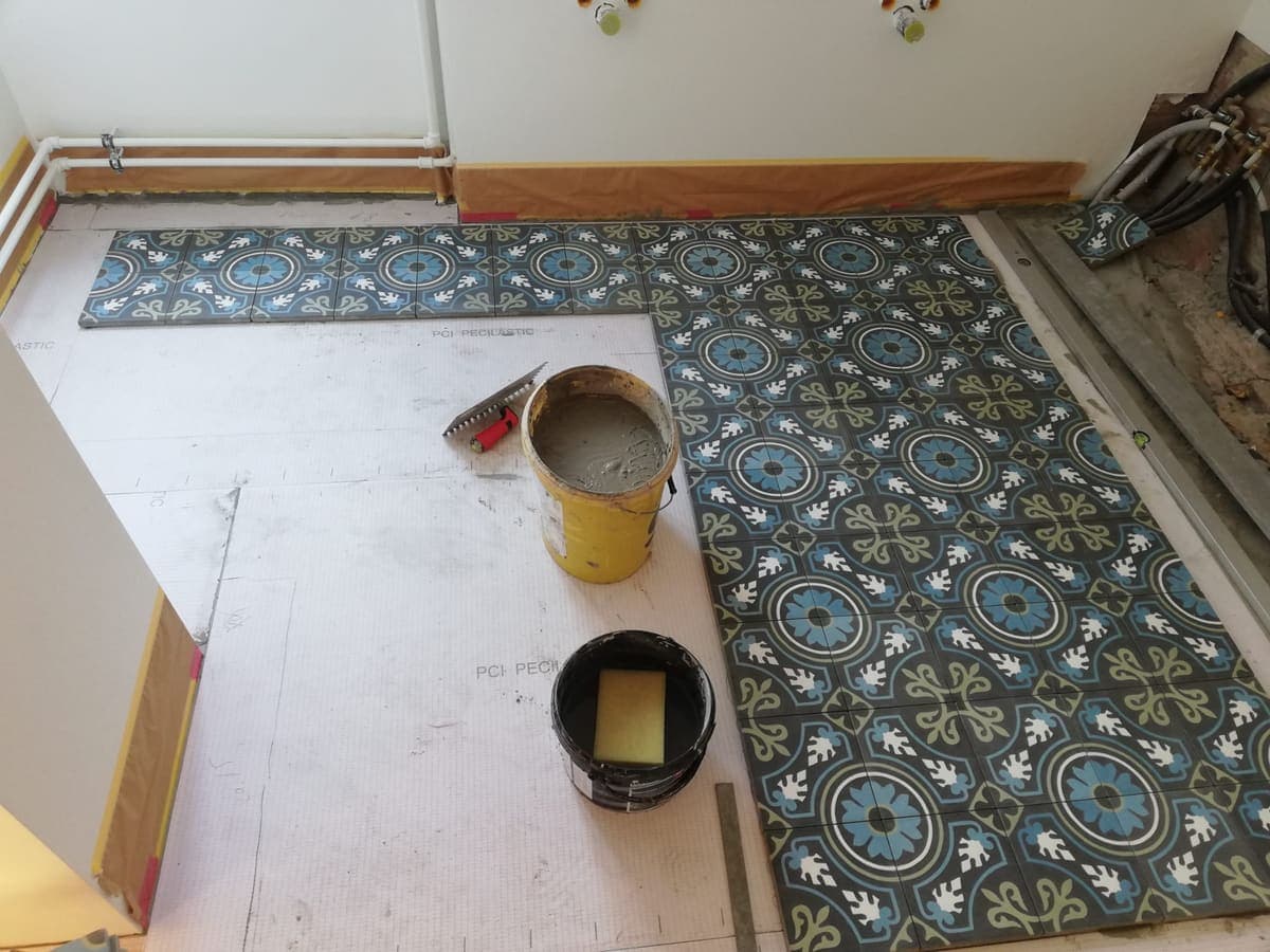 Pavimento in cementine decorate